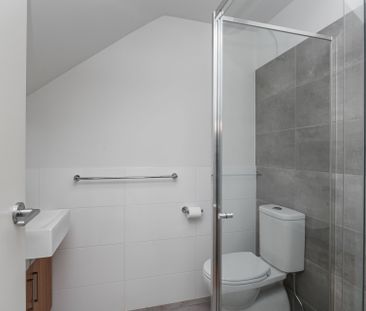 Stunning Three Bedroom Home - Photo 5