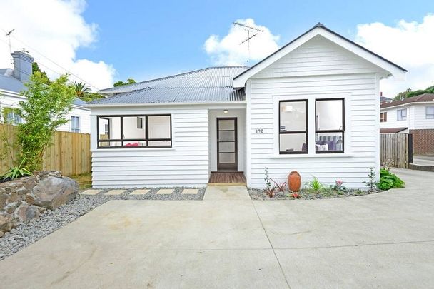 Renovated home with 3 large bedrooms - Photo 1