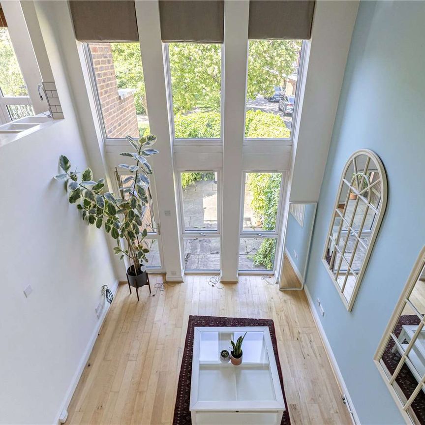 Three bedroom split level house with a private garden, ideally located in Fulham - Photo 1
