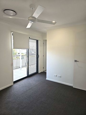 GREAT LOCATION-NEAR NEW FULLY DUCTED 3 BED 2 BATH TOWNHOUSE - Photo 3