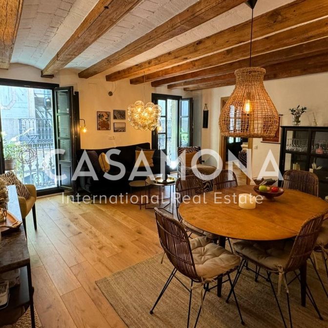 Stylish and Authentic 3-Bedroom Apartment with Elevator next to Via Laietana - Photo 1