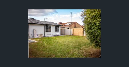 Renovated 3 bedroom home - Photo 3