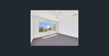 MUST SEE, STUNNING 4 BEDROOM FAMILY HOME! - Photo 3