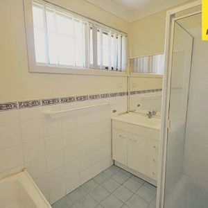 THREE BEDROOM FAMILY HOME IN CONVENIENT LOCATION - Photo 2