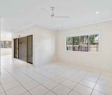 SPACIOUS FAMILY HOME WITH POOL AND SOLAR - Photo 1