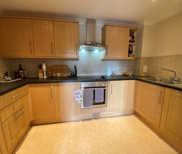 2 Bedroom Flat / Apartment - St. James Road, Fleet - Photo 5