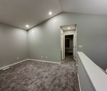 Modern 3 Bedroom Rental With Lake Access & Outdoor Living - Photo 4