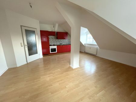 Lichtdurchflutete 3 Zimmer Dachgeschosswohnung – ab sofort einziehen! - Photo 3