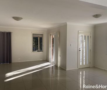 Neat 3 Bedroom Villa - Photo 2
