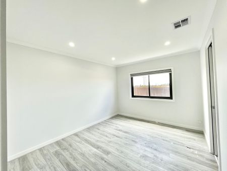 Modern Family Living in Thornhill Park Estate! - Photo 3