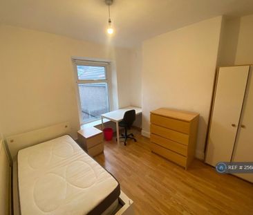 1 bedroom in a house share to rent - Photo 2