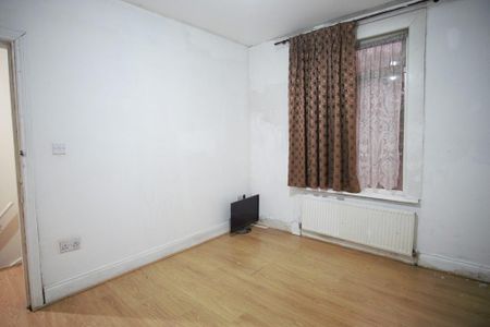 5 bedroom semi-detached house to rent - Photo 4