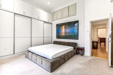 2 bedroom flat in London - Photo 3