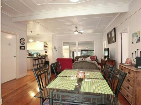 Charming Character Family Home in a Convenient Silkstone Location - Photo 3