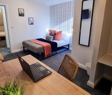 1 bedroom in a house share to rent - Photo 2