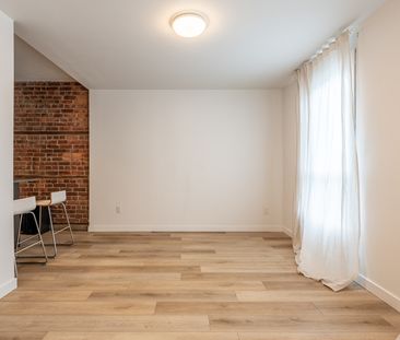 $1,899 / 3 br / 1 ba / 41 Burlington St E unit 1 - Photo 1