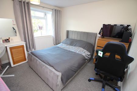 2 Bedroom Mid Terraced House - Photo 2