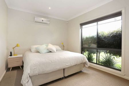 Stylish Contemporary Townhouse in Prime Essendon North Locale - Photo 4