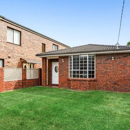 THREE-BEDROOM HOME, WALK TO BEACH - Photo 4