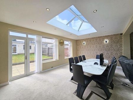 5 bedroom semi-detached house to rent - Photo 4