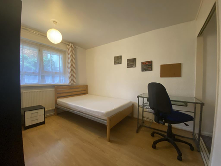 3 bedroom flat to rent - Photo 4