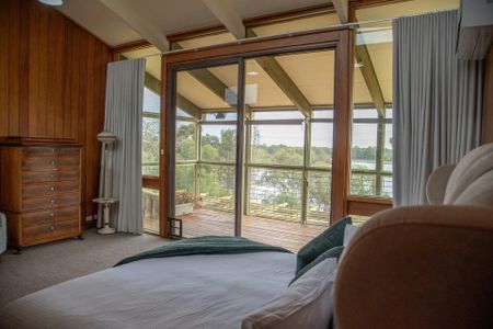 Riverfront Luxury - Photo 3