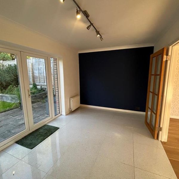 Kingswood Close, Guildford, GU1 - Photo 1