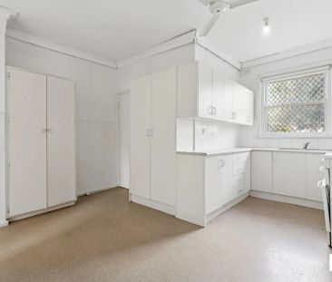 Comfortable 3-Bedroom Home with Spacious Yard in a Convenient Location - Photo 5