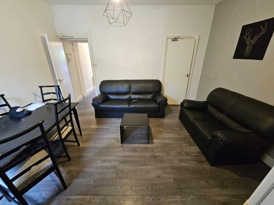 6 Bed - 13 Mayville Place, Hyde Park, Leeds - LS6 1NE - Student - Photo 1