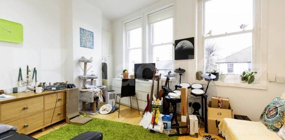 Fantastic double bedroom within a large period house mins to tube & shops - Photo 2