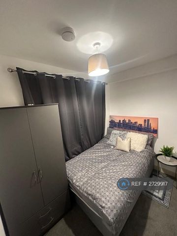 1 bedroom in a house share to rent - Photo 2