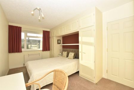 4 bedroom detached house to rent - Photo 2