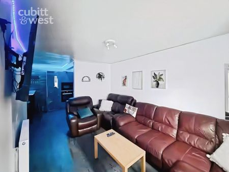 5 bedroom end of terrace house to rent - Photo 3