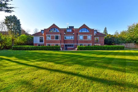 An exclusive, luxury apartment located on one of Beaconsfield's premier roads within easy reach of Beaconsfield New Town and station - Photo 4