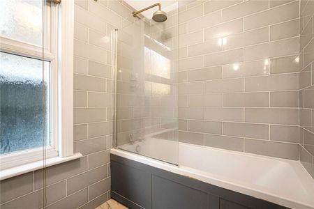 One bedroom flat within a period conversion with private garden. - Photo 2