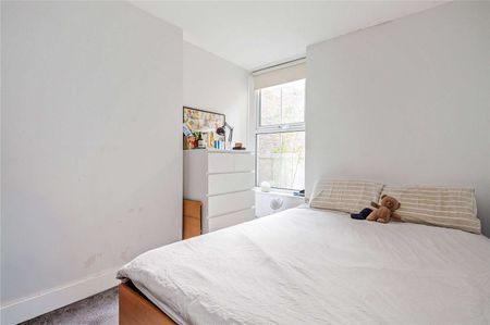 A good size one bedroom in a red brick mansion block with a private garden. - Photo 2