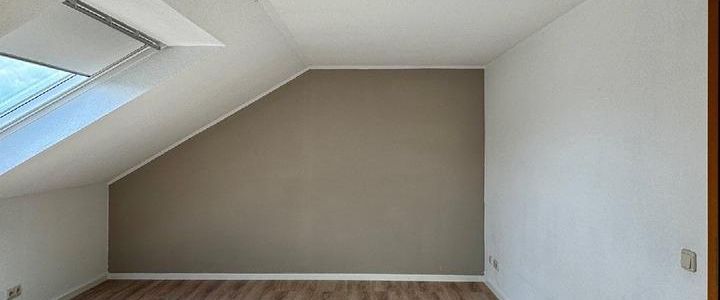 Haan Zentrum - Fußgängerzone! Großzügige Dachgeschosswohnung mit 2,5 Zimmern! - Photo 1