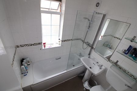 1 bed Room in Shared House - To Let - Photo 3