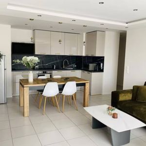 À LOUER ! Appartement meublé en attique avec terrasse de 14m² - Photo 3