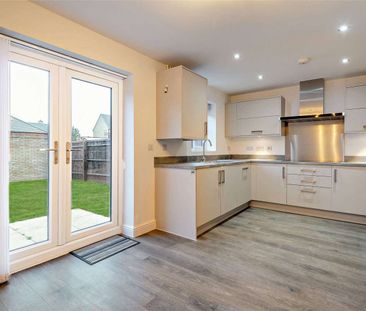 Three bedroom house with a driveway in a sought after village - Photo 6