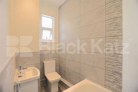 3 bedroom located on one of Muswell Hill's prime quiet residential roads - Photo 4