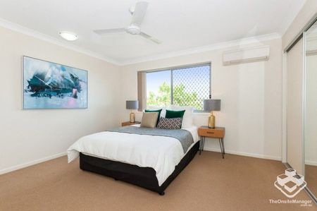 3Bd + 2.5Bth + Single Lock Up Garage + 2 Air-con + Pool + Garden - Photo 3