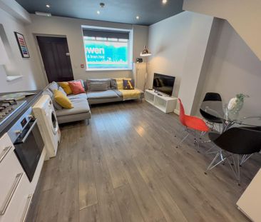 6 bedroom semi-detached house to rent - Photo 2