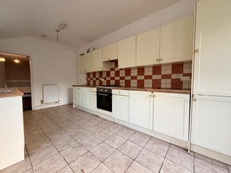 3 bedroom Terraced House To Let - Photo 3