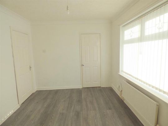 3 bedroom end of terrace house to rent - Photo 1
