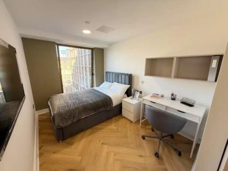 Large Cluster Bedroom - Photo 2