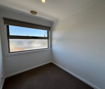 Modern & Spacious Townhouse in Prime Burwood Location - Photo 4