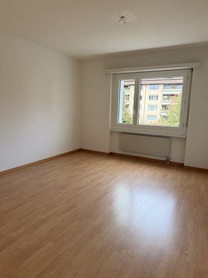 Lichtdurchflutete 3.5 Zimmer Wohnung mit offener Küche und top Lage! - Photo 1