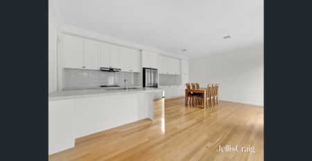 Grand Living in Coveted Glen Waverley - Photo 4