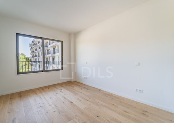 Apartamento T2 no Porto com varanda, garagem e arrumos